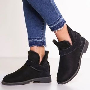 Black Ugg McKay Boots - Size 7.5